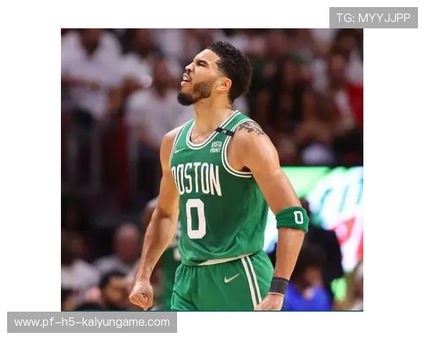 塔图姆持球不动，波士顿凯尔特人空间完全拉开